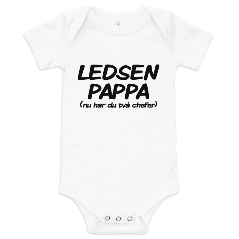 Babybody med texten "Ledsen pappa, nu har du två chefer"