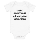Babybody med texten "Shhh jag kollar på matchen med pappa"