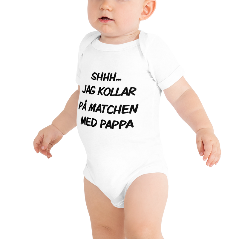Babybody med texten "Shhh jag kollar på matchen med pappa"