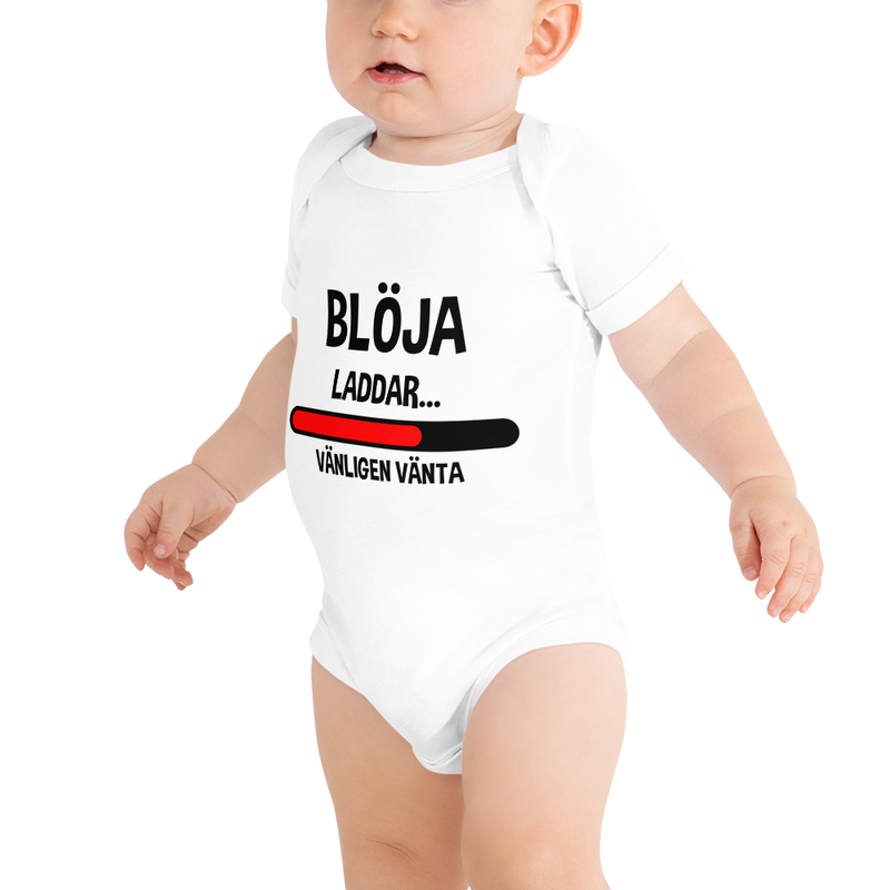 Babybody med texten "Blöja laddar - vänligen vänta"
