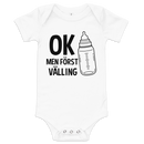 Babybody med texten "OK men först välling"