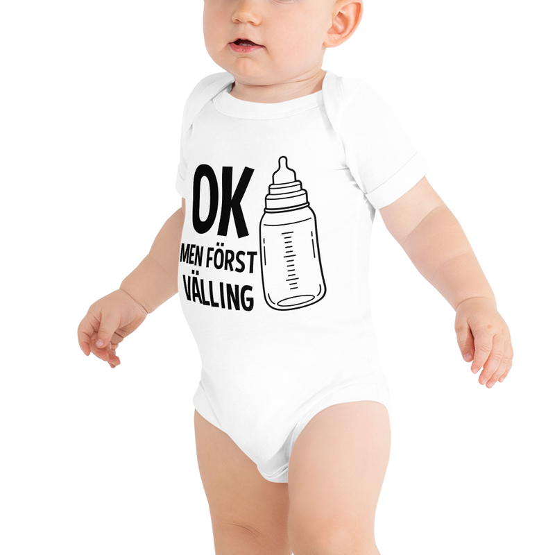 Babybody med texten "OK men först välling"