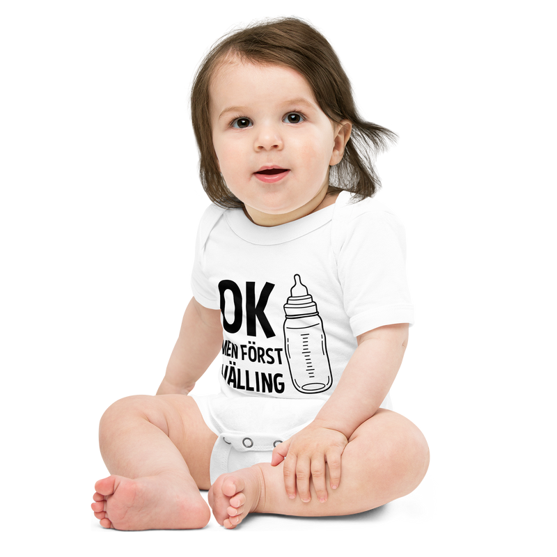 Babybody med texten "OK men först välling"