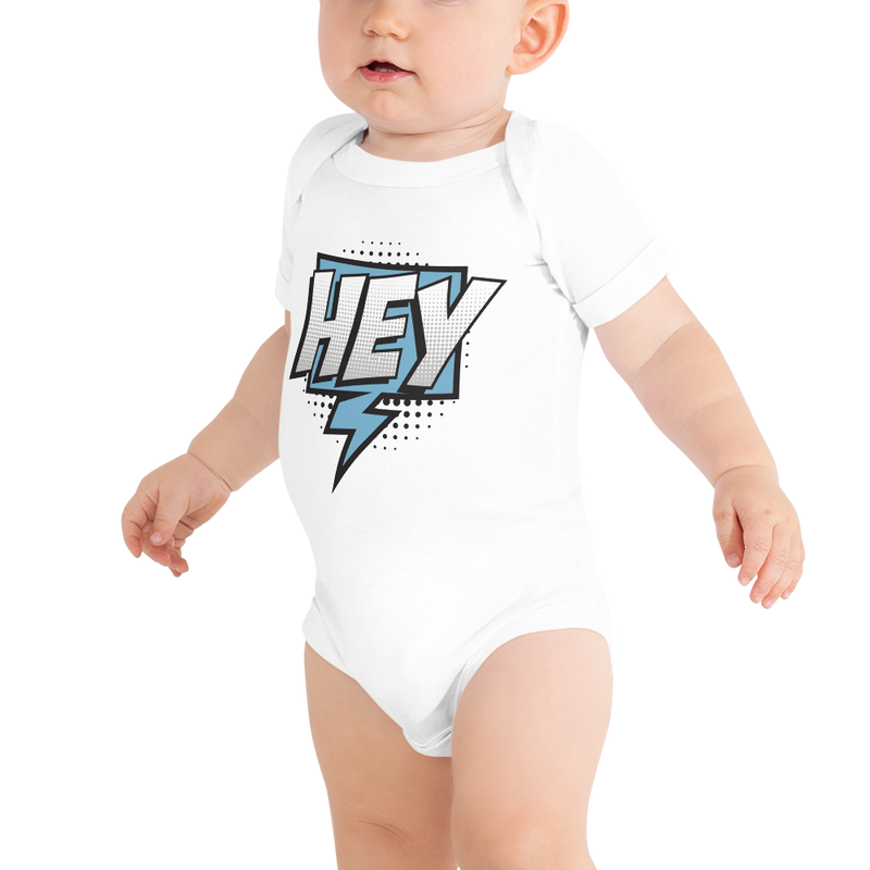 Babybody med texten "HEY"