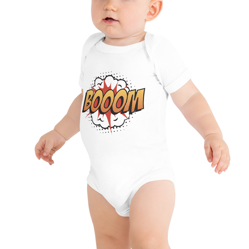 Babybody med texten "BOOM"