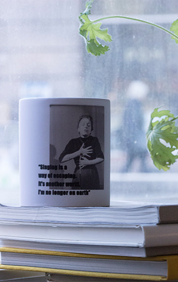 Porslinsmugg med citat av Edit Piaf "Singing is a way of escaping. It's another world. I'm no longer on earth."