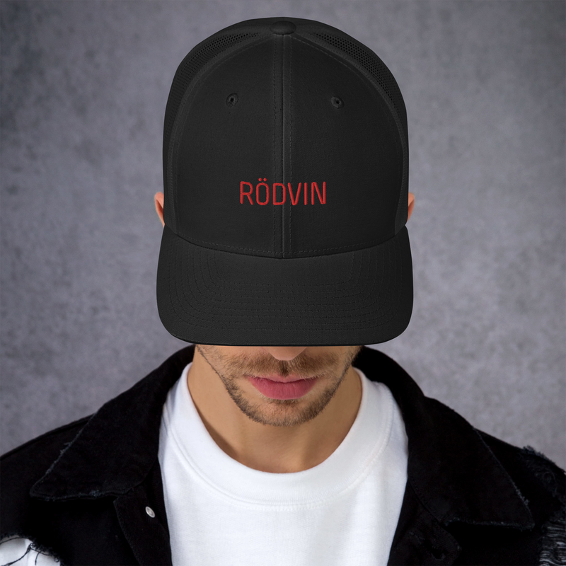 Trucker kepa med broderad text "Rödvin"