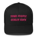 Trucker kepa med broderad text "Some people really suck"