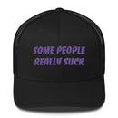 Trucker kepa med broderad text "Some people really suck"
