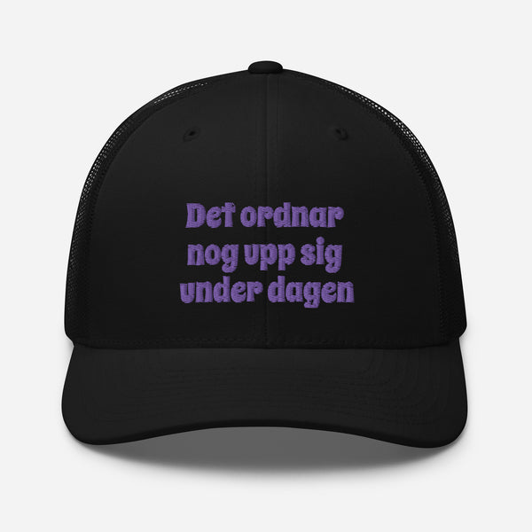 Trucker kepa med broderad text "Det ordnar nog upp sig under dagen"