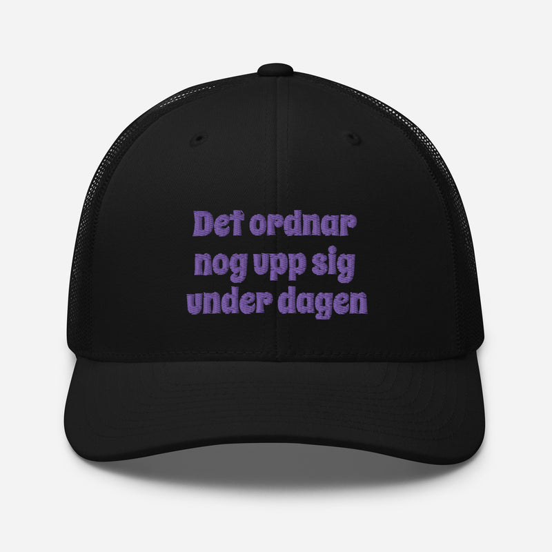 Trucker kepa med broderad text "Det ordnar nog upp sig under dagen"
