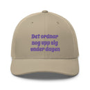 Trucker kepa med broderad text "Det ordnar nog upp sig under dagen"