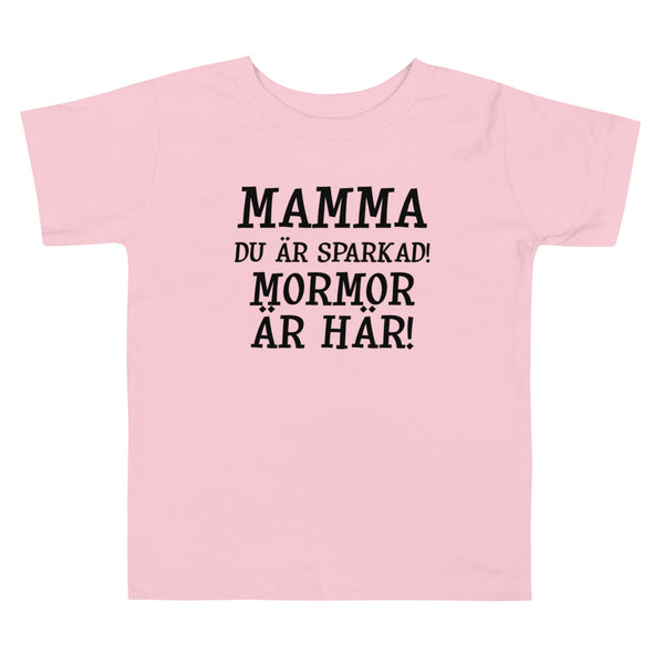 T-shirt för barn med texten - "Mamma du är sparkad, mormor är här"