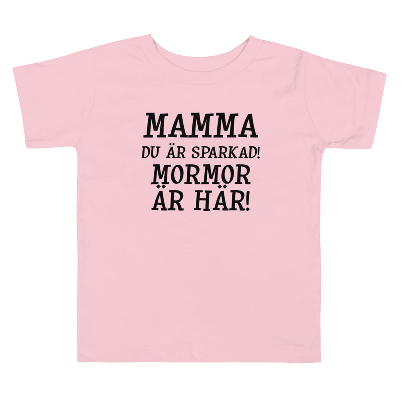 T-shirt för barn med texten - "Mamma du är sparkad, mormor är här"