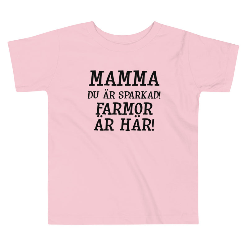 T-shirt för barn med texten - "Mamma du är sparkad, farmor är här"
