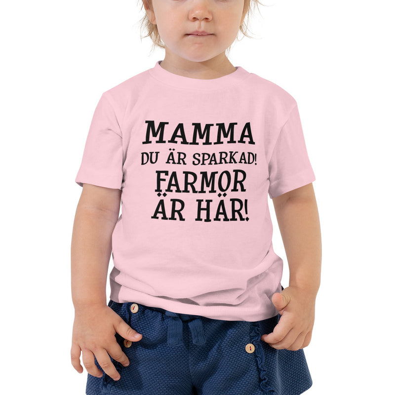 T-shirt för barn med texten - "Mamma du är sparkad, farmor är här"