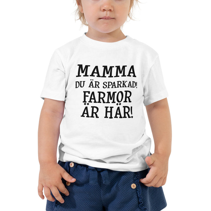 T-shirt för barn med texten - "Mamma du är sparkad, farmor är här"