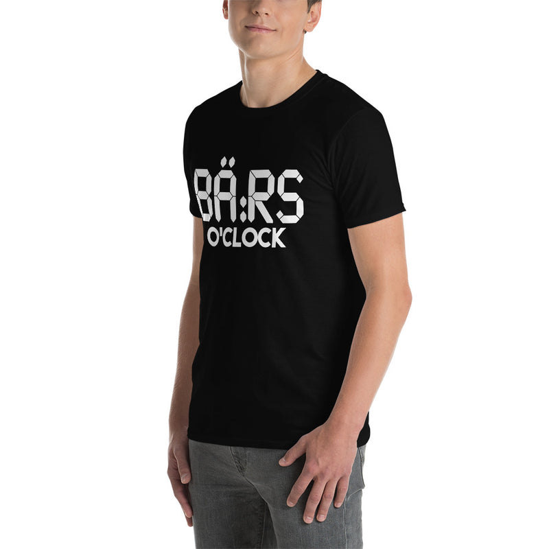 Kortärmad t-shirt i unisex-modell med texten Bärs o clock