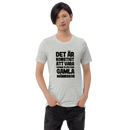 T-shirt med bild texten "Det är konstigt att vara samma ålder som gamla människor"