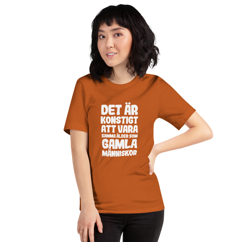 T-shirt med bild texten "Det är konstigt att vara samma ålder som gamla människor"