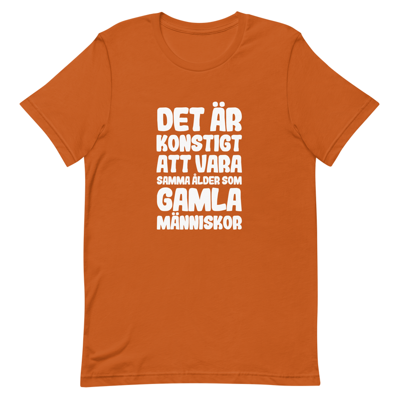 T-shirt med bild texten "Det är konstigt att vara samma ålder som gamla människor"