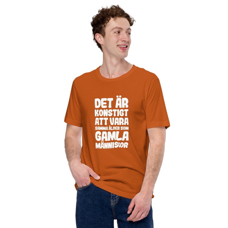 T-shirt med bild texten "Det är konstigt att vara samma ålder som gamla människor"