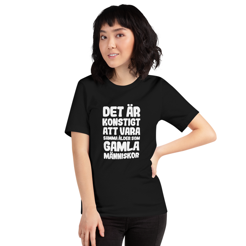 T-shirt med bild texten "Det är konstigt att vara samma ålder som gamla människor"