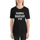 T-shirt med bild texten "MAMMA BEHÖVER VIN"