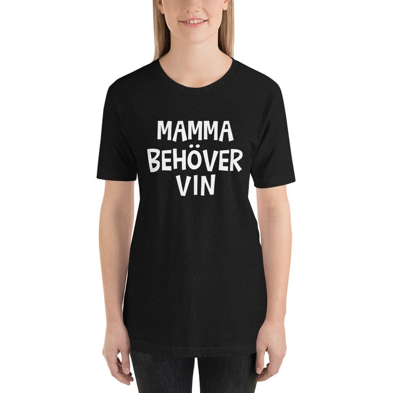 T-shirt med bild texten "MAMMA BEHÖVER VIN"