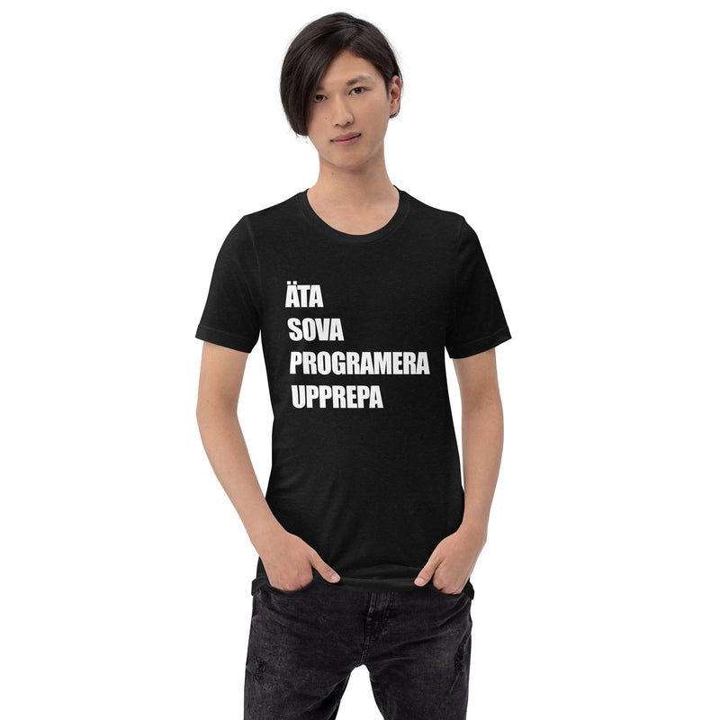 T-shirt med bild texten "ÄTA SOVA PROGRAMERA UPPREPA"
