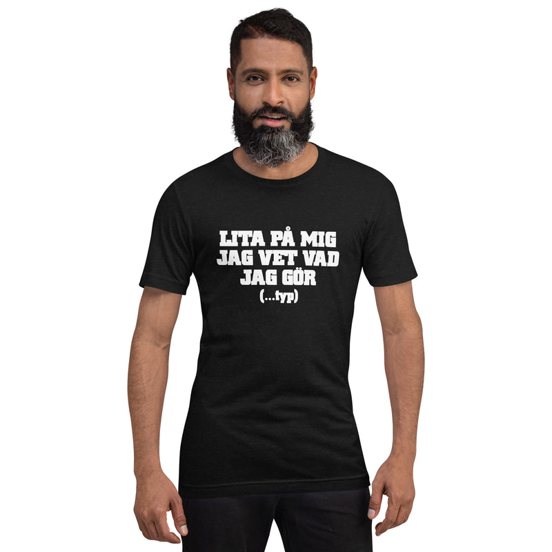 T-shirt med bild texten "Lita på mig, jag vet vad jag gör...typ"