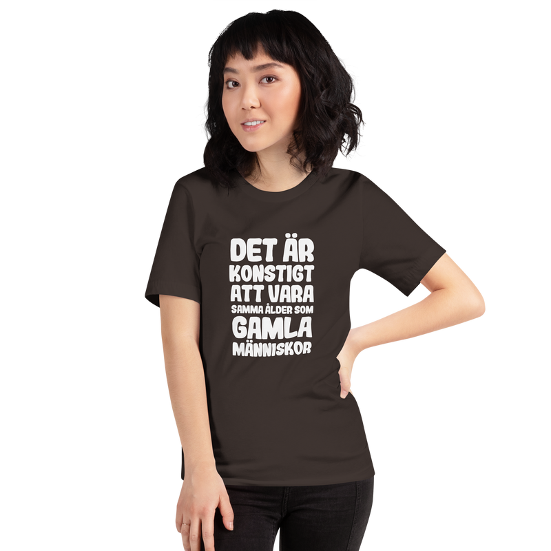 T-shirt med bild texten "Det är konstigt att vara samma ålder som gamla människor"