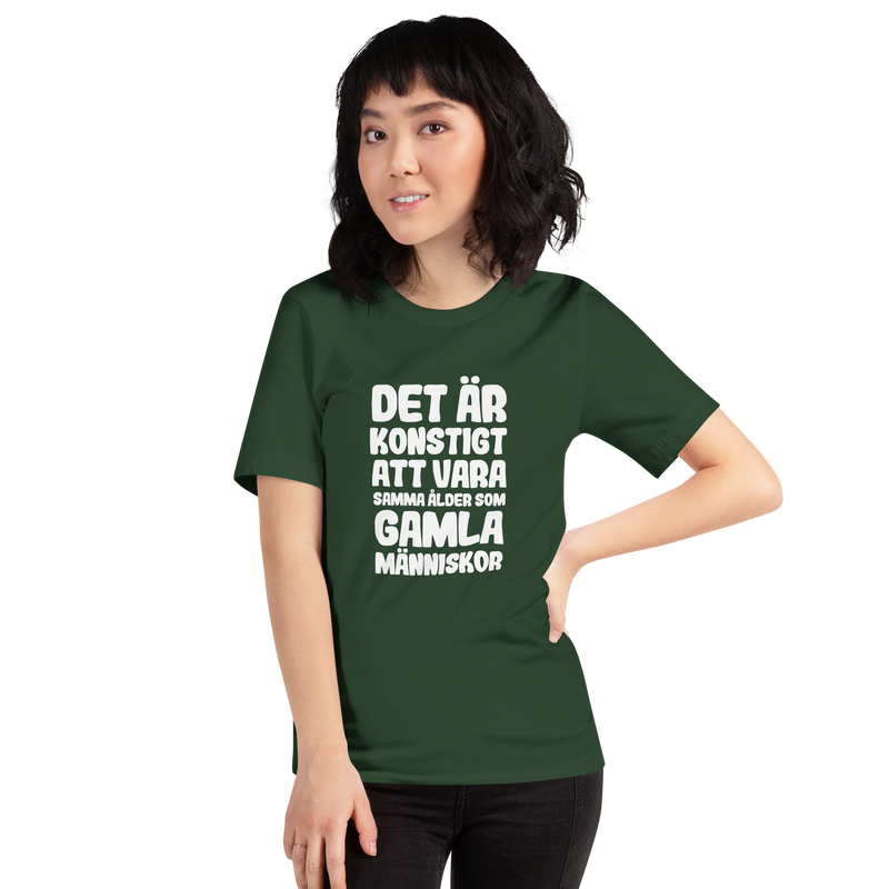 T-shirt med bild texten "Det är konstigt att vara samma ålder som gamla människor"