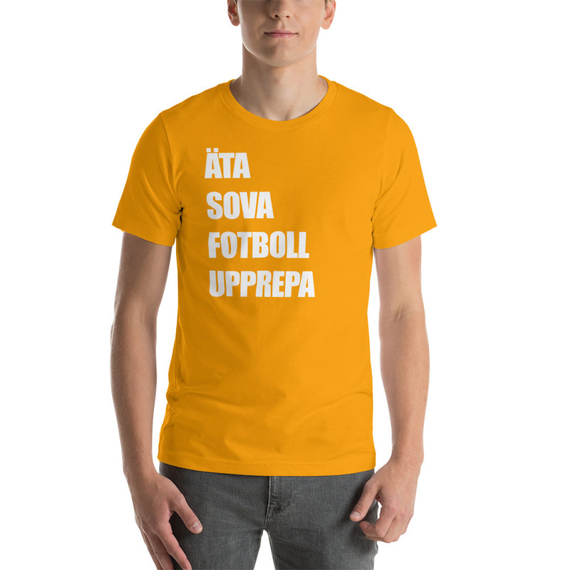 T-shirt med bild texten "ÄTA SOVA FOTBOLL UPPREPA"