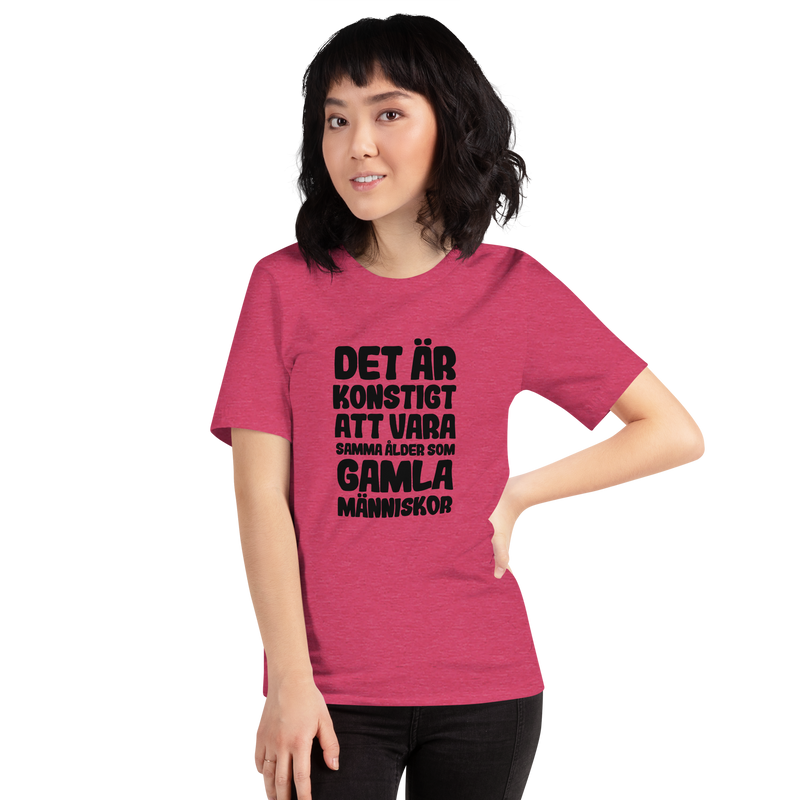 T-shirt med bild texten "Det är konstigt att vara samma ålder som gamla människor"