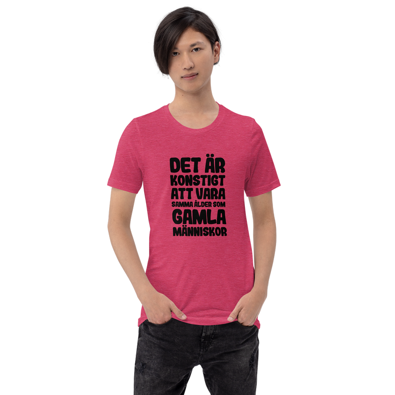 T-shirt med bild texten "Det är konstigt att vara samma ålder som gamla människor"