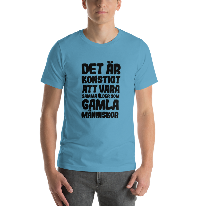 T-shirt med bild texten "Det är konstigt att vara samma ålder som gamla människor"