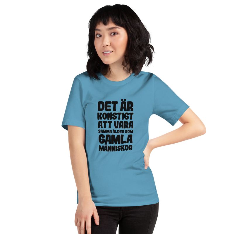 T-shirt med bild texten "Det är konstigt att vara samma ålder som gamla människor"
