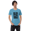 T-shirt med bild texten "Det är konstigt att vara samma ålder som gamla människor"