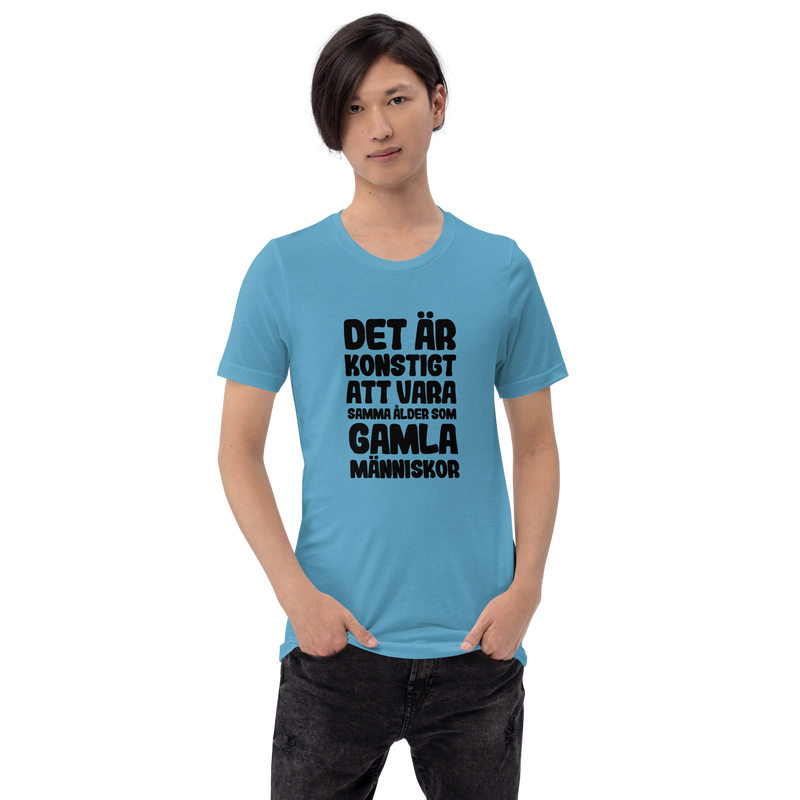 T-shirt med bild texten "Det är konstigt att vara samma ålder som gamla människor"
