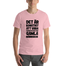 T-shirt med bild texten "Det är konstigt att vara samma ålder som gamla människor"