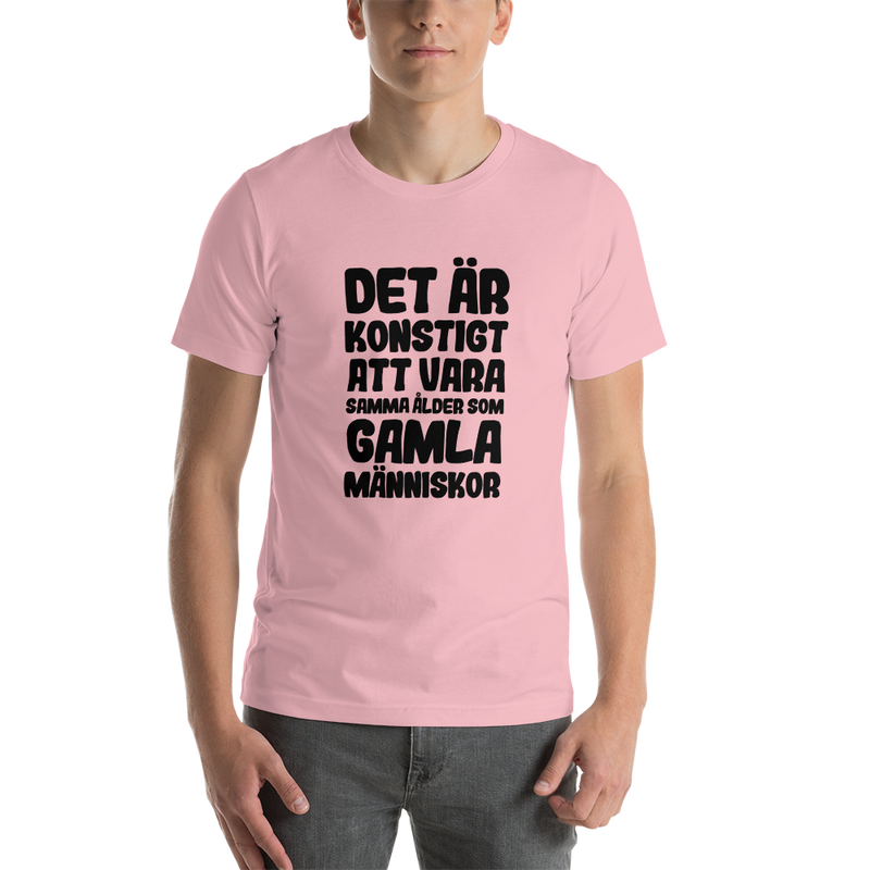 T-shirt med bild texten "Det är konstigt att vara samma ålder som gamla människor"