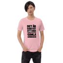 T-shirt med bild texten "Det är konstigt att vara samma ålder som gamla människor"