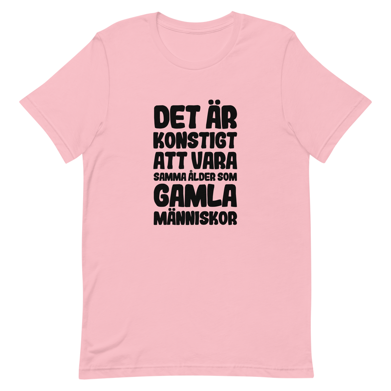 T-shirt med bild texten "Det är konstigt att vara samma ålder som gamla människor"