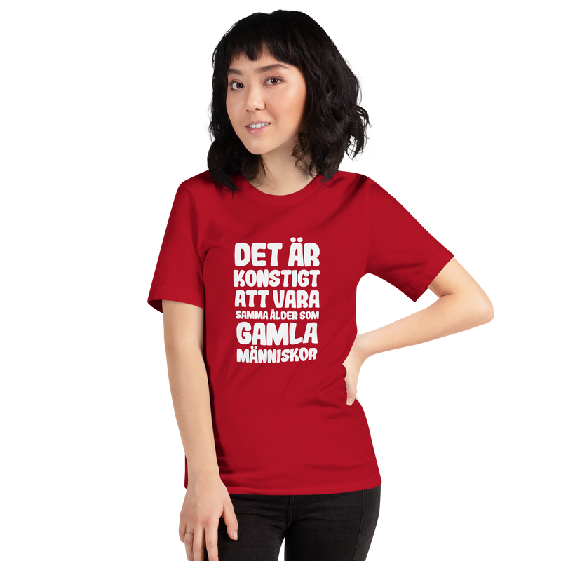 T-shirt med bild texten "Det är konstigt att vara samma ålder som gamla människor"