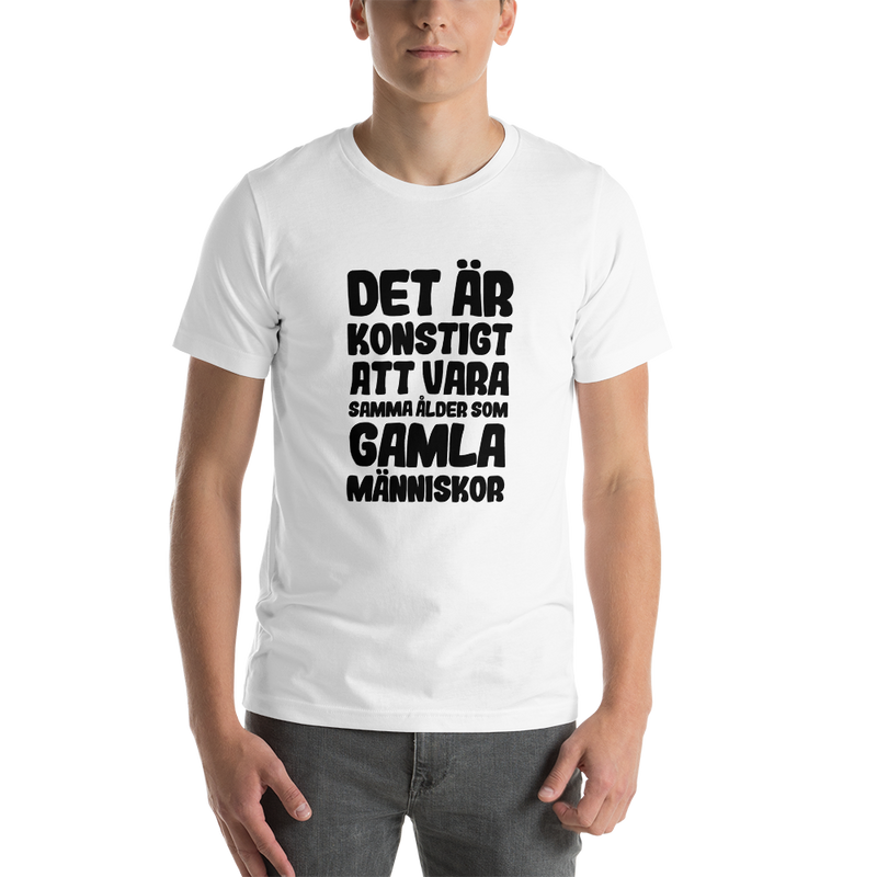T-shirt med bild texten "Det är konstigt att vara samma ålder som gamla människor"