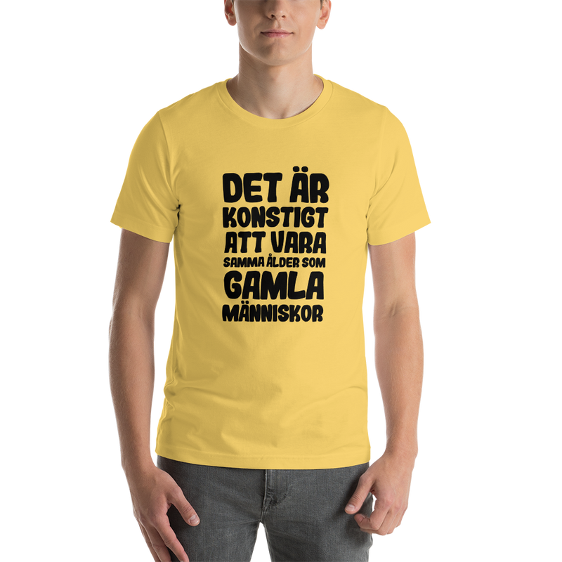 T-shirt med bild texten "Det är konstigt att vara samma ålder som gamla människor"