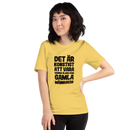 T-shirt med bild texten "Det är konstigt att vara samma ålder som gamla människor"