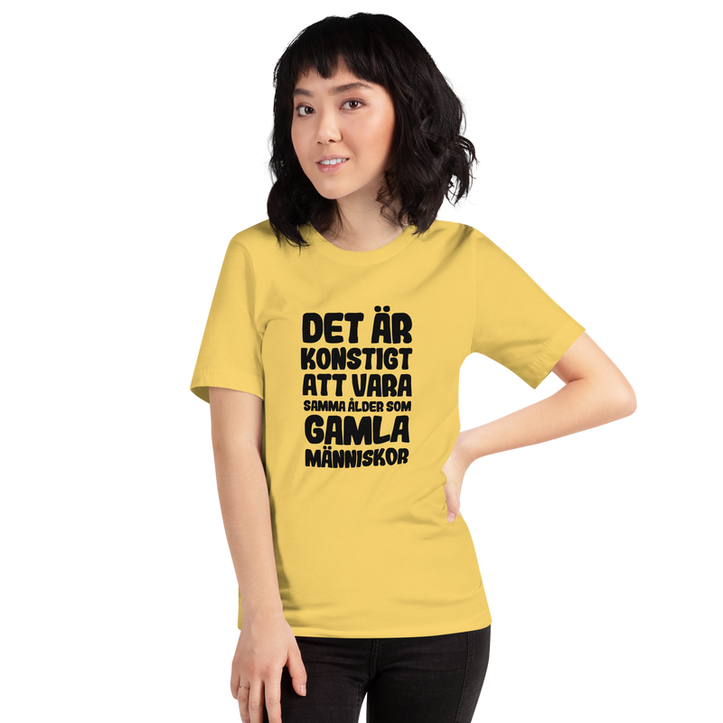 T-shirt med bild texten "Det är konstigt att vara samma ålder som gamla människor"