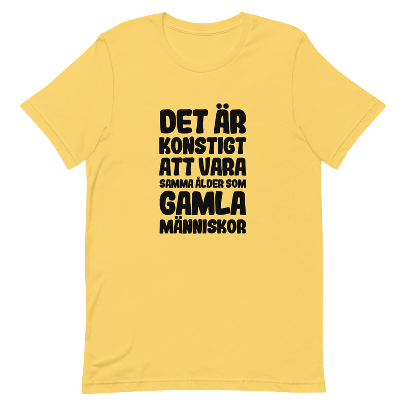 T-shirt med bild texten "Det är konstigt att vara samma ålder som gamla människor"